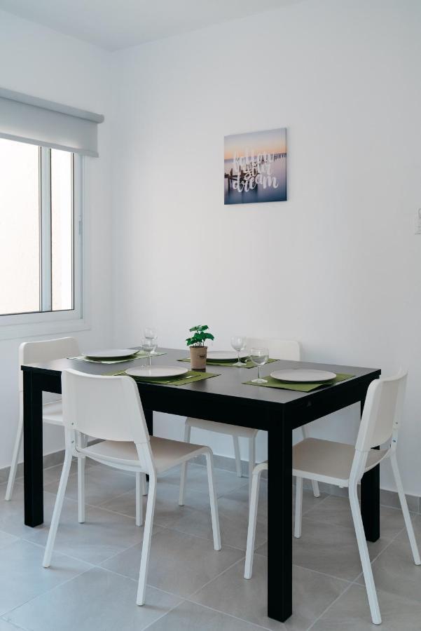 Seasunlove Apt. Appartamento Larnaca Esterno foto
