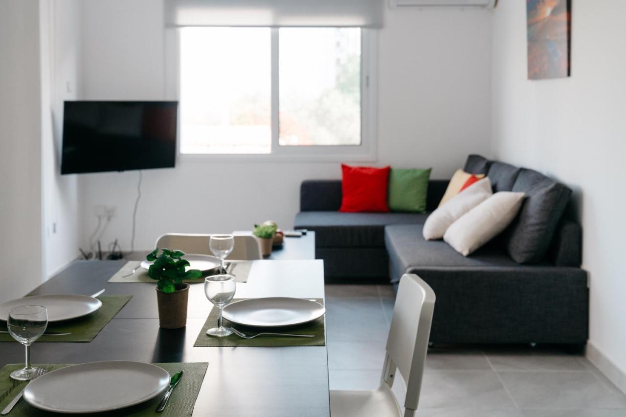 Seasunlove Apt. Appartamento Larnaca Esterno foto